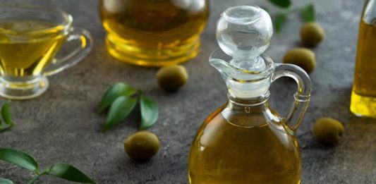 Zeytinyağı Dosyası: Sofraların Altın Sıvısı ve Sağlığın Kaynağı Zeytinyağı, mutfak kültürlerinin vazgeçilmez unsurlarından biri olarak hem lezzet hem de sağlık açısından önemli bir rol oynar. Zeytinyağı, Akdeniz mutfağının temel taşlarından biri olmasının yanı sıra, dünya genelinde sağlıklı beslenme trendlerinin de merkezinde yer alır. Taze ve kaliteli zeytinyağı, yemeklere kendine özgü aroma katarken, sağlığa olan faydalarıyla da sofraların vazgeçilmezi hâline gelir. Konulu bir haber görseli.