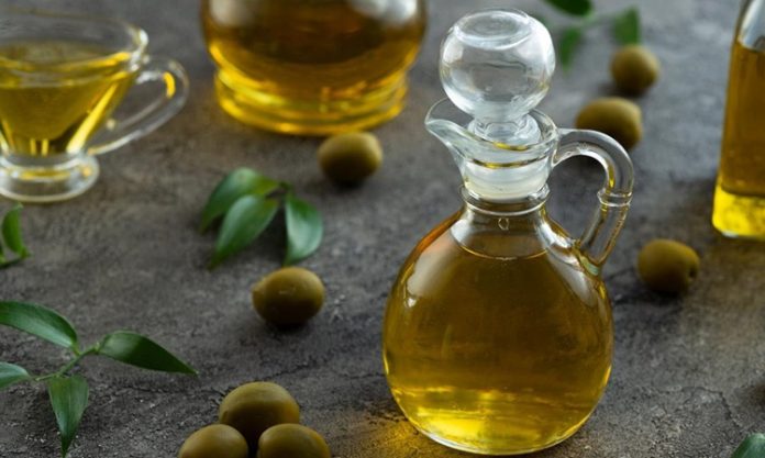 Zeytinyağı, mutfak kültürlerinin vazgeçilmez unsurlarından biri olarak hem lezzet hem de sağlık açısından önemli bir rol oynar. Zeytinyağı, Akdeniz mutfağının temel taşlarından biri olmasının yanı sıra, dünya genelinde sağlıklı beslenme trendlerinin de merkezinde yer alır. Taze ve kaliteli zeytinyağı, yemeklere kendine özgü aroma katarken, sağlığa olan faydalarıyla da sofraların vazgeçilmezi hâline gelir. Konulu bir haber görseli.