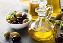 Zeytinyağı, bağışıklık sistemini güçlendirici etkisiyle ön plana çıkıyor. Özellikle E vitamini içeriği sayesinde hücreleri serbest radikallere karşı koruyarak yaşlanma sürecini yavaşlatıyor.