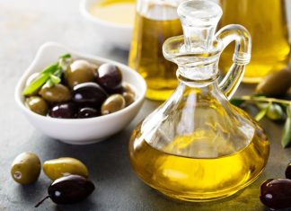 Zeytinyağı Sofraların Vazgeçilmez Sağlık Kaynağı Zeytinyağı, bağışıklık sistemini güçlendirici etkisiyle ön plana çıkıyor. Özellikle E vitamini içeriği sayesinde hücreleri serbest radikallere karşı koruyarak yaşlanma sürecini yavaşlatıyor.