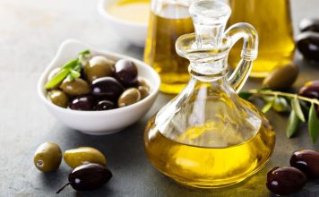 Zeytinyağı Sofraların Vazgeçilmez Sağlık Kaynağı Zeytinyağı, bağışıklık sistemini güçlendirici etkisiyle ön plana çıkıyor. Özellikle E vitamini içeriği sayesinde hücreleri serbest radikallere karşı koruyarak yaşlanma sürecini yavaşlatıyor.