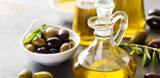 Zeytinyağı Sofraların Vazgeçilmez Sağlık Kaynağı Zeytinyağı, bağışıklık sistemini güçlendirici etkisiyle ön plana çıkıyor. Özellikle E vitamini içeriği sayesinde hücreleri serbest radikallere karşı koruyarak yaşlanma sürecini yavaşlatıyor.