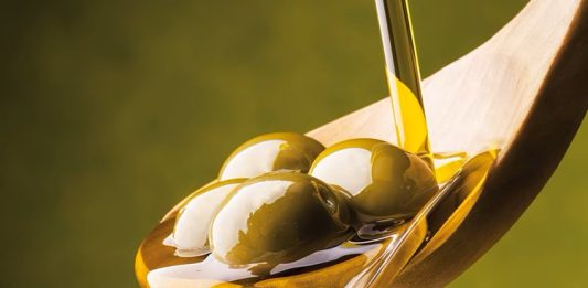 Zeytinyağında Pişirme Sanatıyle Lezzetli Sofralar Zeytinyağında pişirme, özellikle Akdeniz mutfağının vazgeçilmez tekniklerinden biridir. Zeytinyağı, hem yemeklere hafif aromatik bir tat katar hem de yiyeceklerin besin değerini korumasına yardımcı olur. Doğru pişirme yöntemiyle, sebzeler, etler ve balıklar daha lezzetli ve sağlıklı hale gelir. Bu teknik, hem ev mutfaklarında hem de profesyonel restoranlarda sıkça uygulanır. Konulu bir haber görseli.