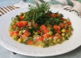 Zeytinyağlılar Ziyafeti Sofraların Sağlıklı Lezzeti Türk mutfağının vazgeçilmezlerinden biri olan zeytinyağlılar, sofralarda hem lezzet hem de sağlık sunan eşsiz yemeklerdir. Akdeniz ve Ege mutfağının baş tacı olan zeytinyağlı yemekler, sebzelerin en doğal ve sağlıklı haliyle buluştuğu tariflerden oluşur. Özellikle yaz ve bahar aylarında hafif ve ferah tatlarıyla tercih edilen zeytinyağlılar, her sofraya renk ve canlılık katar. Zeytinyağı kullanılarak hazırlanan bu yemekler, sağlıklı beslenmenin en lezzetli örneklerinden biridir. Konulu bir haber görseli.