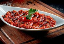 Acılı ezme, özellikle meze sofralarının ve kahvaltı tabaklarının vazgeçilmez tatlarından biridir. Acılı ezme, kırmızı biber, domates ve çeşitli baharatlarla hazırlanan, hem lezzetli hem de besleyici bir mezeyi ifade eder. İçerdiği vitaminler ve mineraller sayesinde vücuda enerji sağlar, bağışıklık sistemini güçlendirir. Aynı zamanda acılı ezme, lif açısından zengin bir meze olduğu için sindirim sistemini destekler ve tokluk hissi yaratır. Konulu bir haber görseli.