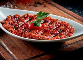 Acılı Ezme İle Sofralara Baharatlı Lezzet Katın Acılı ezme, özellikle meze sofralarının ve kahvaltı tabaklarının vazgeçilmez tatlarından biridir. Acılı ezme, kırmızı biber, domates ve çeşitli baharatlarla hazırlanan, hem lezzetli hem de besleyici bir mezeyi ifade eder. İçerdiği vitaminler ve mineraller sayesinde vücuda enerji sağlar, bağışıklık sistemini güçlendirir. Aynı zamanda acılı ezme, lif açısından zengin bir meze olduğu için sindirim sistemini destekler ve tokluk hissi yaratır. Konulu bir haber görseli.