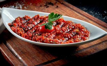 Acılı Ezme İle Sofralara Baharatlı Lezzet Katın Acılı ezme, özellikle meze sofralarının ve kahvaltı tabaklarının vazgeçilmez tatlarından biridir. Acılı ezme, kırmızı biber, domates ve çeşitli baharatlarla hazırlanan, hem lezzetli hem de besleyici bir mezeyi ifade eder. İçerdiği vitaminler ve mineraller sayesinde vücuda enerji sağlar, bağışıklık sistemini güçlendirir. Aynı zamanda acılı ezme, lif açısından zengin bir meze olduğu için sindirim sistemini destekler ve tokluk hissi yaratır. Konulu bir haber görseli.