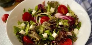 Akdeniz Salatası, adını yetiştiği bölgeden almış olan ve taze, hafif ve besleyici bir salata türüdür. Akdeniz mutfağının vazgeçilmez lezzetlerinden biri olan bu salata, sebzelerin ve doğal malzemelerin uyumuyla sofralara renk ve sağlık getirir. Türkiye’de özellikle yaz aylarında tercih edilen Akdeniz Salatası, hem ferahlatıcı hem de doyurucu bir seçenek sunar. Konulu bir haber görseli.