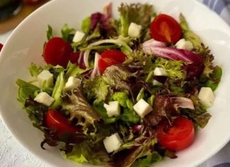 Akdeniz Salatası: Taptaze Lezzetlerin Buluşması Akdeniz Salatası, adını yetiştiği bölgeden almış olan ve taze, hafif ve besleyici bir salata türüdür. Akdeniz mutfağının vazgeçilmez lezzetlerinden biri olan bu salata, sebzelerin ve doğal malzemelerin uyumuyla sofralara renk ve sağlık getirir. Türkiye’de özellikle yaz aylarında tercih edilen Akdeniz Salatası, hem ferahlatıcı hem de doyurucu bir seçenek sunar. Konulu bir haber görseli.