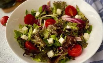Akdeniz Salatası: Taptaze Lezzetlerin Buluşması Akdeniz Salatası, adını yetiştiği bölgeden almış olan ve taze, hafif ve besleyici bir salata türüdür. Akdeniz mutfağının vazgeçilmez lezzetlerinden biri olan bu salata, sebzelerin ve doğal malzemelerin uyumuyla sofralara renk ve sağlık getirir. Türkiye’de özellikle yaz aylarında tercih edilen Akdeniz Salatası, hem ferahlatıcı hem de doyurucu bir seçenek sunar. Konulu bir haber görseli.