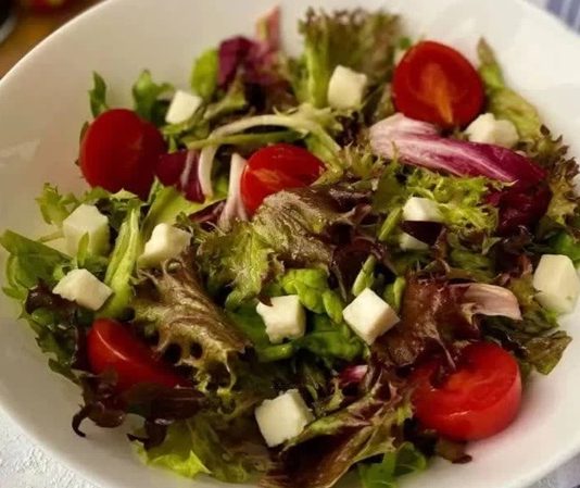 Akdeniz Salatası, adını yetiştiği bölgeden almış olan ve taze, hafif ve besleyici bir salata türüdür. Akdeniz mutfağının vazgeçilmez lezzetlerinden biri olan bu salata, sebzelerin ve doğal malzemelerin uyumuyla sofralara renk ve sağlık getirir. Türkiye’de özellikle yaz aylarında tercih edilen Akdeniz Salatası, hem ferahlatıcı hem de doyurucu bir seçenek sunar. Konulu bir haber görseli.
