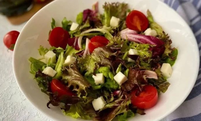Akdeniz Salatası, adını yetiştiği bölgeden almış olan ve taze, hafif ve besleyici bir salata türüdür. Akdeniz mutfağının vazgeçilmez lezzetlerinden biri olan bu salata, sebzelerin ve doğal malzemelerin uyumuyla sofralara renk ve sağlık getirir. Türkiye’de özellikle yaz aylarında tercih edilen Akdeniz Salatası, hem ferahlatıcı hem de doyurucu bir seçenek sunar. Konulu bir haber görseli.