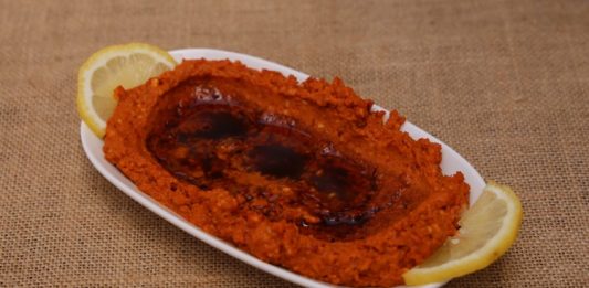 Anadolu Sofralarının Eşsiz Lezzeti Cevizli Biber Cevizli biber, özellikle Anadolu mutfağında önemli bir yere sahip olan yöresel tatlardan biridir. Kırmızı biberin lezzeti ile ceviz ve baharatların birleşimi, sofralarda unutulmaz bir aroma oluşturur. Bu meze, hem sağlıklı hem de doyurucu yapısıyla sofralara zenginlik katar. Geleneksel olarak özellikle Güneydoğu ve Akdeniz mutfağında sıklıkla hazırlanan cevizli biber, davet sofralarının vazgeçilmez mezeleri arasında yer alır. Konulu bir haber görseli.