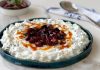 Atom meze, özellikle acı ve baharat sevenlerin sofralarında vazgeçilmez bir yer tutar. Atom meze, biber salçası, sarımsak, ceviz ve çeşitli baharatlarla hazırlanan, hem lezzetli hem de besleyici bir mezedir. İçerdiği baharatlar ve sağlıklı yağlar sayesinde vücuda enerji verir ve bağışıklık sistemini destekler. Ayrıca atom meze, lif açısından zengin bir meze olarak sindirim sistemini destekler ve tokluk hissi yaratır. Konulu bir haber görseli.