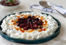 Atom meze, özellikle acı ve baharat sevenlerin sofralarında vazgeçilmez bir yer tutar. Atom meze, biber salçası, sarımsak, ceviz ve çeşitli baharatlarla hazırlanan, hem lezzetli hem de besleyici bir mezedir. İçerdiği baharatlar ve sağlıklı yağlar sayesinde vücuda enerji verir ve bağışıklık sistemini destekler. Ayrıca atom meze, lif açısından zengin bir meze olarak sindirim sistemini destekler ve tokluk hissi yaratır. Konulu bir haber görseli.