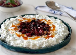Atom meze, özellikle acı ve baharat sevenlerin sofralarında vazgeçilmez bir yer tutar. Atom meze, biber salçası, sarımsak, ceviz ve çeşitli baharatlarla hazırlanan, hem lezzetli hem de besleyici bir mezedir. İçerdiği baharatlar ve sağlıklı yağlar sayesinde vücuda enerji verir ve bağışıklık sistemini destekler. Ayrıca atom meze, lif açısından zengin bir meze olarak sindirim sistemini destekler ve tokluk hissi yaratır. Konulu bir haber görseli.
