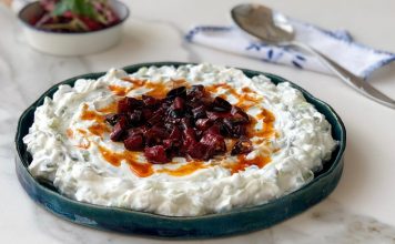 Atom meze, özellikle acı ve baharat sevenlerin sofralarında vazgeçilmez bir yer tutar. Atom meze, biber salçası, sarımsak, ceviz ve çeşitli baharatlarla hazırlanan, hem lezzetli hem de besleyici bir mezedir. İçerdiği baharatlar ve sağlıklı yağlar sayesinde vücuda enerji verir ve bağışıklık sistemini destekler. Ayrıca atom meze, lif açısından zengin bir meze olarak sindirim sistemini destekler ve tokluk hissi yaratır. Konulu bir haber görseli.
