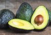 Son yıllarda popülerliği giderek artan avokado, zengin içeriği sayesinde sağlıklı yaşamın vazgeçilmezlerinden biri haline geldi. Özellikle vitamin, mineral ve sağlıklı yağlar açısından oldukça güçlü bir besin olan avokado, hem tek başına tüketilebiliyor hem de yemeklerin içerisinde farklı şekillerde kullanılabiliyor. İçerdiği E, K, C ve B6 vitaminleri, potasyum ve magnezyum gibi mineraller, avokadonun insan sağlığına katkılarını artırıyor. Konulu bir haber görseli.