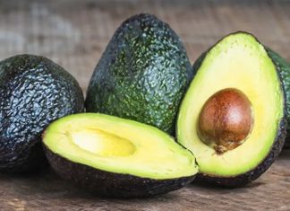 Son yıllarda popülerliği giderek artan avokado, zengin içeriği sayesinde sağlıklı yaşamın vazgeçilmezlerinden biri haline geldi. Özellikle vitamin, mineral ve sağlıklı yağlar açısından oldukça güçlü bir besin olan avokado, hem tek başına tüketilebiliyor hem de yemeklerin içerisinde farklı şekillerde kullanılabiliyor. İçerdiği E, K, C ve B6 vitaminleri, potasyum ve magnezyum gibi mineraller, avokadonun insan sağlığına katkılarını artırıyor. Konulu bir haber görseli.