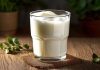 Ayran, yoğurt, su ve tuzun karıştırılmasıyla elde edilen ferahlatıcı ve besleyici bir içecektir. Yüzyıllardır Türk mutfağının vazgeçilmez içeceklerinden biri olan ayran, özellikle yaz aylarında serinlemek isteyenlerin tercihi olmuştur. Tarih boyunca Anadolu'da sofraların olmazsa olmazı olan ayran, hem lezzeti hem de sağlık açısından sunduğu faydalarla öne çıkar. Konulu bir haber görseli.