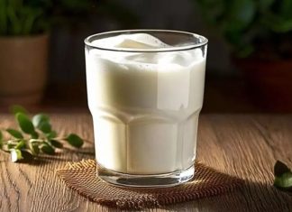 Ayran: Serinleten Geleneksel İçecek ve Sağlık Kaynağı Ayran, yoğurt, su ve tuzun karıştırılmasıyla elde edilen ferahlatıcı ve besleyici bir içecektir. Yüzyıllardır Türk mutfağının vazgeçilmez içeceklerinden biri olan ayran, özellikle yaz aylarında serinlemek isteyenlerin tercihi olmuştur. Tarih boyunca Anadolu'da sofraların olmazsa olmazı olan ayran, hem lezzeti hem de sağlık açısından sunduğu faydalarla öne çıkar. Konulu bir haber görseli.