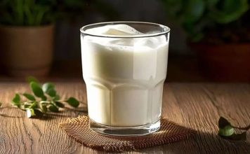 Ayran, yoğurt, su ve tuzun karıştırılmasıyla elde edilen ferahlatıcı ve besleyici bir içecektir. Yüzyıllardır Türk mutfağının vazgeçilmez içeceklerinden biri olan ayran, özellikle yaz aylarında serinlemek isteyenlerin tercihi olmuştur. Tarih boyunca Anadolu'da sofraların olmazsa olmazı olan ayran, hem lezzeti hem de sağlık açısından sunduğu faydalarla öne çıkar. Konulu bir haber görseli.