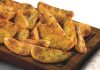 Günümüzde baharatlı patates, hem fast food menülerinde hem de ev mutfaklarında en çok tercih edilen atıştırmalıklardan biri olarak öne çıkıyor. Çıtır patateslerin üzerine çeşitli baharatlar eklenerek hazırlanan bu lezzetli atıştırmalık, özellikle gençler ve öğrenciler arasında büyük ilgi görüyor. Baharatlı patates, klasik patates kızartmasının sade tatlarını zenginleştirerek daha aromatik bir deneyim sunuyor. Konulu bir haber görseli.