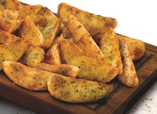 Günümüzde baharatlı patates, hem fast food menülerinde hem de ev mutfaklarında en çok tercih edilen atıştırmalıklardan biri olarak öne çıkıyor. Çıtır patateslerin üzerine çeşitli baharatlar eklenerek hazırlanan bu lezzetli atıştırmalık, özellikle gençler ve öğrenciler arasında büyük ilgi görüyor. Baharatlı patates, klasik patates kızartmasının sade tatlarını zenginleştirerek daha aromatik bir deneyim sunuyor. Konulu bir haber görseli.