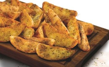 Baharatlı Patates: Atıştırmalıkların Yeni Trendi Günümüzde baharatlı patates, hem fast food menülerinde hem de ev mutfaklarında en çok tercih edilen atıştırmalıklardan biri olarak öne çıkıyor. Çıtır patateslerin üzerine çeşitli baharatlar eklenerek hazırlanan bu lezzetli atıştırmalık, özellikle gençler ve öğrenciler arasında büyük ilgi görüyor. Baharatlı patates, klasik patates kızartmasının sade tatlarını zenginleştirerek daha aromatik bir deneyim sunuyor. Konulu bir haber görseli.