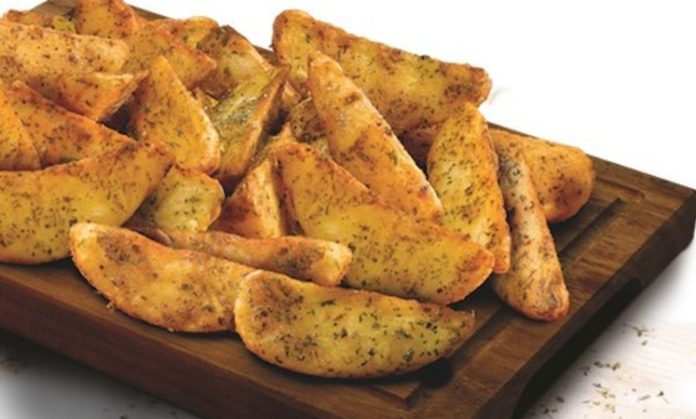 Günümüzde baharatlı patates, hem fast food menülerinde hem de ev mutfaklarında en çok tercih edilen atıştırmalıklardan biri olarak öne çıkıyor. Çıtır patateslerin üzerine çeşitli baharatlar eklenerek hazırlanan bu lezzetli atıştırmalık, özellikle gençler ve öğrenciler arasında büyük ilgi görüyor. Baharatlı patates, klasik patates kızartmasının sade tatlarını zenginleştirerek daha aromatik bir deneyim sunuyor. Konulu bir haber görseli.