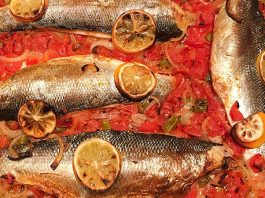Balık buğulama, taze balığın düşük ısıda, sebzeler ve aromatik baharatlarla birlikte pişirilmesiyle hazırlanan sağlıklı bir yemektir. Bu yöntem, balığın doğal lezzetini ve besin değerini korurken hafif ve aromatik bir öğün sunar. Buğulama, özellikle diyet yapanlar veya kalori kontrolüne önem verenler için ideal bir pişirme tekniğidir. Konulu bir haber görseli.