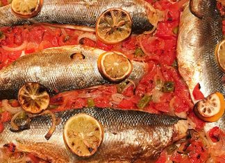 Balık buğulama, taze balığın düşük ısıda, sebzeler ve aromatik baharatlarla birlikte pişirilmesiyle hazırlanan sağlıklı bir yemektir. Bu yöntem, balığın doğal lezzetini ve besin değerini korurken hafif ve aromatik bir öğün sunar. Buğulama, özellikle diyet yapanlar veya kalori kontrolüne önem verenler için ideal bir pişirme tekniğidir. Konulu bir haber görseli.