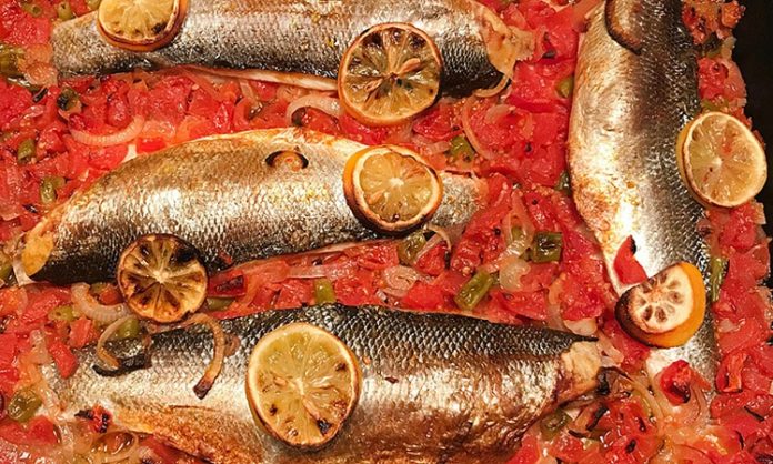 Balık buğulama, taze balığın düşük ısıda, sebzeler ve aromatik baharatlarla birlikte pişirilmesiyle hazırlanan sağlıklı bir yemektir. Bu yöntem, balığın doğal lezzetini ve besin değerini korurken hafif ve aromatik bir öğün sunar. Buğulama, özellikle diyet yapanlar veya kalori kontrolüne önem verenler için ideal bir pişirme tekniğidir. Konulu bir haber görseli.