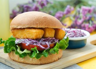 Fast food kültürü denildiğinde akla genellikle kırmızı et ve tavuk ürünleri gelir. Ancak son yıllarda Balık Burger, hem sağlıklı yaşamı önemseyenler hem de farklı tatlar arayanlar için dikkat çekici bir alternatif haline geldi. Deniz ürünlerinin fast food menülerinde daha fazla yer bulması, tüketicilerin damak zevkini çeşitlendiriyor. Konulu bir haber görseli.