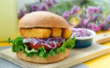 Balık Burger: Denizden Gelen Lezzet Fast Food Dünyasında Yükseliyor Fast food kültürü denildiğinde akla genellikle kırmızı et ve tavuk ürünleri gelir. Ancak son yıllarda Balık Burger, hem sağlıklı yaşamı önemseyenler hem de farklı tatlar arayanlar için dikkat çekici bir alternatif haline geldi. Deniz ürünlerinin fast food menülerinde daha fazla yer bulması, tüketicilerin damak zevkini çeşitlendiriyor. Konulu bir haber görseli.