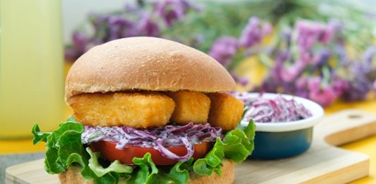 Fast food kültürü denildiğinde akla genellikle kırmızı et ve tavuk ürünleri gelir. Ancak son yıllarda Balık Burger, hem sağlıklı yaşamı önemseyenler hem de farklı tatlar arayanlar için dikkat çekici bir alternatif haline geldi. Deniz ürünlerinin fast food menülerinde daha fazla yer bulması, tüketicilerin damak zevkini çeşitlendiriyor. Konulu bir haber görseli.