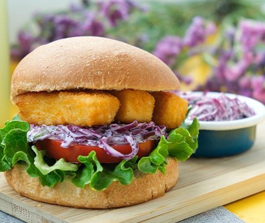 Fast food kültürü denildiğinde akla genellikle kırmızı et ve tavuk ürünleri gelir. Ancak son yıllarda Balık Burger, hem sağlıklı yaşamı önemseyenler hem de farklı tatlar arayanlar için dikkat çekici bir alternatif haline geldi. Deniz ürünlerinin fast food menülerinde daha fazla yer bulması, tüketicilerin damak zevkini çeşitlendiriyor. Konulu bir haber görseli.