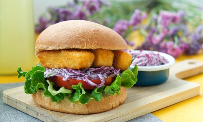 Fast food kültürü denildiğinde akla genellikle kırmızı et ve tavuk ürünleri gelir. Ancak son yıllarda Balık Burger, hem sağlıklı yaşamı önemseyenler hem de farklı tatlar arayanlar için dikkat çekici bir alternatif haline geldi. Deniz ürünlerinin fast food menülerinde daha fazla yer bulması, tüketicilerin damak zevkini çeşitlendiriyor. Konulu bir haber görseli.