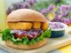 Balık Burger: Denizden Gelen Lezzet Fast Food Dünyasında Yükseliyor Fast food kültürü denildiğinde akla genellikle kırmızı et ve tavuk ürünleri gelir. Ancak son yıllarda Balık Burger, hem sağlıklı yaşamı önemseyenler hem de farklı tatlar arayanlar için dikkat çekici bir alternatif haline geldi. Deniz ürünlerinin fast food menülerinde daha fazla yer bulması, tüketicilerin damak zevkini çeşitlendiriyor. Konulu bir haber görseli.