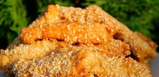 Ballı susamlı tavuk, tavuk etinin bal ve susam ile harmanlanmasıyla ortaya çıkan, hem tatlı hem de tuzlu aromayı bir araya getiren özel bir yemektir. Bu tarif, özellikle Asya mutfaklarından esinlenmiş olsa da, günümüzde dünya genelinde popüler bir seçenek haline gelmiştir. Tavuk etinin protein açısından zengin olması, balın doğal tatlılığı ve susamın hafif çıtırlığı yemeğe farklı bir boyut kazandırır.