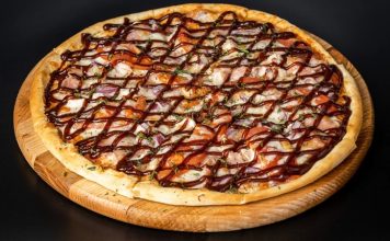 Barbekü Pizza: Lezzetin Ateşle Buluştuğu Özel Seçenek Barbekü pizza, klasik İtalyan pizzalarının modern yorumlarından biri olarak öne çıkar. Barbekü sosu kullanımı, pizzaya özgün bir tat ve aroma katarak farklı bir lezzet deneyimi sunar. İlk olarak Amerika’da ortaya çıkan barbekü pizzası, kısa sürede dünya genelinde popülerlik kazanmıştır. Konulu bir haber görseli.