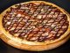Barbekü Pizza: Lezzetin Ateşle Buluştuğu Özel Seçenek Barbekü pizza, klasik İtalyan pizzalarının modern yorumlarından biri olarak öne çıkar. Barbekü sosu kullanımı, pizzaya özgün bir tat ve aroma katarak farklı bir lezzet deneyimi sunar. İlk olarak Amerika’da ortaya çıkan barbekü pizzası, kısa sürede dünya genelinde popülerlik kazanmıştır. Konulu bir haber görseli.