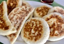 Türk mutfağının en özel ve sevilen ekmek çeşitlerinden biri olan bazlama, yumuşak dokusu, doyurucu yapısı ve mis gibi kokusuyla sofraların vazgeçilmezidir. Özellikle Anadolu’nun birçok bölgesinde kahvaltıların, çay saatlerinin ve hatta ana yemeklerin yanında sıklıkla tercih edilen bu ekmek, sadece lezzetiyle değil kültürel bir değer olarak da öne çıkar. Günümüzde modern sofralarda da kendine yer bulan bazlama, hem geleneksel hem de pratik bir lezzet olarak dikkat çekmektedir. Konulu bir haber görseli.