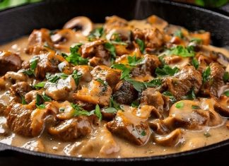 Beef Stroganoff: Dünya Mutfağında Ün Kazanan Rus Klasiği Beef Stroganoff, kökeni Rusya’ya dayanan ve yüzyıllardır dünya mutfağında özel bir yere sahip olan bir yemektir. İsmini Stroganov ailesinden alan bu yemek, 19. yüzyılda aristokrat sofralarında sıkça tercih edilmiştir. İnce dilimlenmiş dana eti, krema bazlı sosla birleşerek hem zengin hem de doyurucu bir tat ortaya çıkarır. Konulu bir haber görseli.