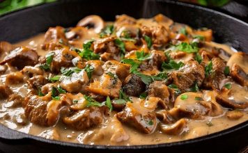 Beef Stroganoff, kökeni Rusya’ya dayanan ve yüzyıllardır dünya mutfağında özel bir yere sahip olan bir yemektir. İsmini Stroganov ailesinden alan bu yemek, 19. yüzyılda aristokrat sofralarında sıkça tercih edilmiştir. İnce dilimlenmiş dana eti, krema bazlı sosla birleşerek hem zengin hem de doyurucu bir tat ortaya çıkarır. Konulu bir haber görseli.