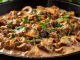 Beef Stroganoff, kökeni Rusya’ya dayanan ve yüzyıllardır dünya mutfağında özel bir yere sahip olan bir yemektir. İsmini Stroganov ailesinden alan bu yemek, 19. yüzyılda aristokrat sofralarında sıkça tercih edilmiştir. İnce dilimlenmiş dana eti, krema bazlı sosla birleşerek hem zengin hem de doyurucu bir tat ortaya çıkarır. Konulu bir haber görseli.
