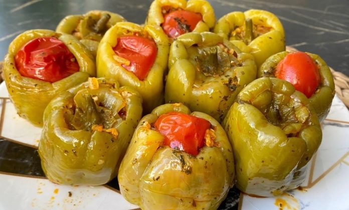 Türk mutfağının köklü yemeklerinden biri olan biber dolması, geçmişten günümüze uzanan bir lezzet serüveni sunar. Osmanlı döneminde sofraların en özel yemeklerinden biri olarak bilinen bu tarif, zamanla Anadolu’nun dört bir yanına yayılmıştır. Her bölge kendi damak zevkine göre biber dolmasını farklı şekillerde yorumlamış, böylece çeşitlilik kazanmıştır. Konulu bir haber görseli.