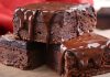 Brownie, çikolata severlerin vazgeçilmez tatlılarından biri olarak mutfaklarda yer alır. Adını İngilizce “brown” kelimesinden alan bu tatlı, koyu renkli ve yoğun çikolatalı yapısıyla tanınır. İlk olarak 19. yüzyılın sonlarında Amerika’da ortaya çıkan brownie, kısa sürede popülerleşmiş ve farklı tariflerle çeşitlendirilmiştir. Konulu bir haber görseli.