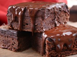 Brownie, çikolata severlerin vazgeçilmez tatlılarından biri olarak mutfaklarda yer alır. Adını İngilizce “brown” kelimesinden alan bu tatlı, koyu renkli ve yoğun çikolatalı yapısıyla tanınır. İlk olarak 19. yüzyılın sonlarında Amerika’da ortaya çıkan brownie, kısa sürede popülerleşmiş ve farklı tariflerle çeşitlendirilmiştir. Konulu bir haber görseli.