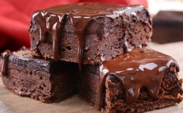 Brownie: Çikolatanın Yoğun Lezzeti Brownie, çikolata severlerin vazgeçilmez tatlılarından biri olarak mutfaklarda yer alır. Adını İngilizce “brown” kelimesinden alan bu tatlı, koyu renkli ve yoğun çikolatalı yapısıyla tanınır. İlk olarak 19. yüzyılın sonlarında Amerika’da ortaya çıkan brownie, kısa sürede popülerleşmiş ve farklı tariflerle çeşitlendirilmiştir. Konulu bir haber görseli.
